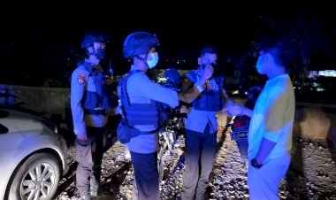 Sambangi-Tempat-Nongkrong,-Personil-Ditsamapta-Polda-NTT-Disiplinkan-Warga-Terapkan-Prokes