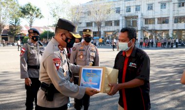 Beri-Penguatan-di-Masa-PPKM-Mikro,-Kapolda-NTT-Bagikan-Bansos-kepada-Awak-Media