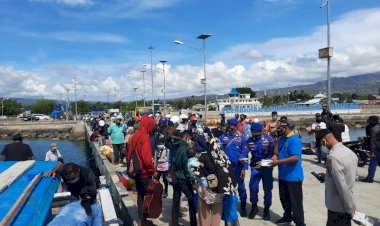 Perketat-Prokes-5M,-Ditpolair-Polda-NTT-Berikan-Masker-Gratis-di-Pelabuhan-L.-Say-Maumere