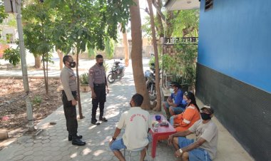 Secara-Intensif,-Personel-Ditsamapta-Polda-NTT-Berikan-Pemahaman-Kepada-Masyarakat-Pentingnya-Patuh-Prokes