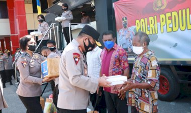 Polri-Berbagi-Kasih,-Kapolda-NTT-Salurkan-Ratusan-Paket-Bansos-dan-Makanan-Siap-Santap