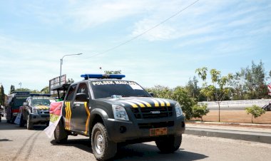 Bhabinkamtibmas-Bagikan-Bansos-dan-Makanan-Siap-Santap-Bagi-Masyarakat