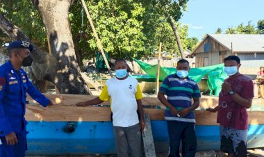 Berikan-Edukasi-Prokes-Kepada-Nelayan,-Personil-Ditpolair-Polda-NTT-Tekankan-Pentingnya-Membiasakan-Hidup-Sehat