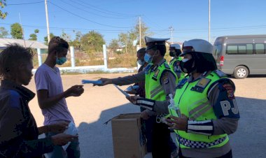 Upaya-Memutus-Penyebaran-Covid-19,-Personel-Ditlantas-Polda-NTT-Bagi-Bagi-Masker-Kepada-Masyarakat-di-Kota-Kupang