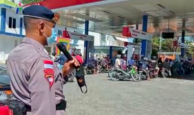 Berikan-Imbauan-Protokol-Kesehatan,-Regu-Patroli-Brimobda-NTT-Sambangi-Warga-Saat-Mengisi-BBM-di-SPBU