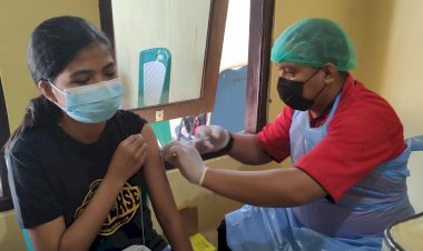 Tim-Rev@co-Biddokkes-Polda-NTT-Terus-Lakukan-Vaksinasi-Covid-19-Kepada-Masyarakat