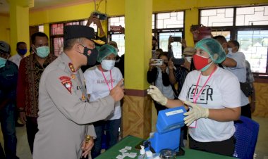 Kapolda-NTT-Cek-Langsung-Pelaksanaan-Kegiatan-Vaksinasi-Tahap-I-di-Polres-Sikka