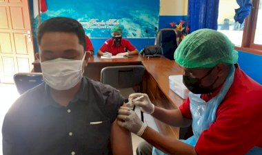 Hari-Ini-Biddokkes-Polda-NTT-Lakukan-Vaksinasi-Covid-19-Kepada-Masyarakat-di-Bolok-dan--Sikumana