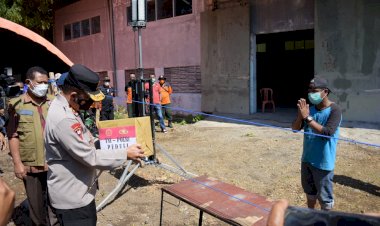 Kapolda-NTT-Bersama-Dandrem-161/-Ws-Berikan-Bansos--Kepada-Pasien-Karantina-Terpusat-di-SIC