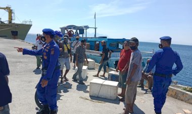 Secara-Humanis,-Personel-Ditpolairud-Polda-NTT-Beri-Imbauan-Prokes-di-Pelabuhan-Lorens-Say-Maumere