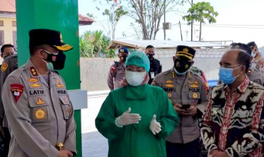 Kunjungi-Pasien-Covid-19-Isoter-di-Puskesmas-Penkase-Oeleta,-Kapolda-NTT-Beri-Dukungan-Moril
