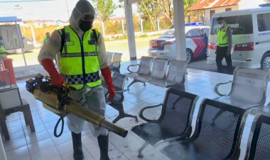 Wujud-Kepedulian-Terhadap-Keselamatan,-Personel-Ditlantas-Polda-NTT-Lakukan-Penyemprotan-Disinfektan-di-Terminal-Belo