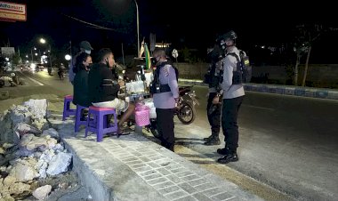 Ditsamapta-Polda-NTT-Secara-Persuasif-dan-Humanis-Bubarkan-Warga-Yang-Sedang-Nongkrong-di-Masa-PPKM-Level-IV