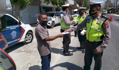 Bantu-Penyekatan-di-Pos-PPKM-Level-IV-Bimoku,-Personil-Ditlantas-Polda-NTT-Beri-Imbau-Warga-Patuhi-Prokes-dan-Bagikan-Masker