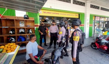Sasar-Tempat-Keramaian,-Personil-Ditsamapta-Polda-NTT-Imbau-Warga-Terapkan-Prokes-Dalam-Beraktivitas