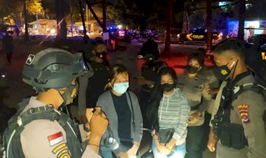 Laksanakan-KRYD-di-Kota-Kupang,-Personil-Ditsamapta-Polda-NTT-Sambangi-Tempat-Kerumunan-Warga-Terus-Beri-Imbau-Prokes