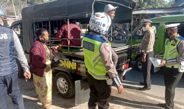 Batasi-Mobilitas-Masyarakat-di-Saat-PPKM-Level-IV,-Personel-Ditlantas-Polda-NTT-Lakukan-Penyekatan-di-Pos-Bimoku