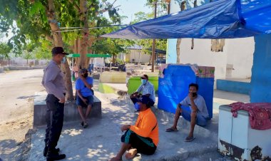 Tingkatkan-Kesadaran-Pentingnya-Prokes,-Personel-Ditbinmas-Polda-NTT-Lakukan-Imbauan-Prokes-di-Desa-Bolok