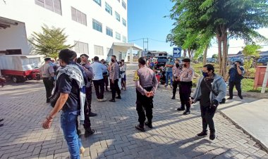 Sambangi-Rumah-Sakit-di-Kota-Kupang,-Tim-Patroli-Ditsamapta-Polda-NTT-Beri-Imbauan-Prokes-Kepada-Pengunjung