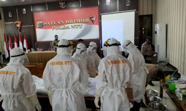 Biddokkes-Polda-NTT-Berikan-Pelatihan-Pemulasaran-dan-Penanganan-Jenazah-Covid-19-Bagi-Anggota-Satbrimobda-NTT