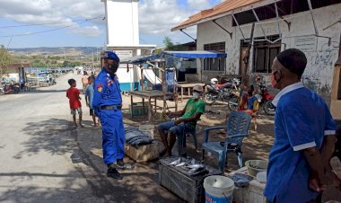 Peringati-Hari-Kemerdekaan-Ke-76,-Personil-Polair-Polda-NTT-Ajak-Masyarakat-Waingapu-Pasang-Bendera-Merah-Putih