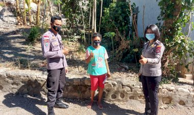 Cegah-Penyebaran-Covid-19,-Personel-Ditbinmas-Polda-NTT-Imbaun-Prokes-Sekaligus-Bagi-masker-Kepada-Warga