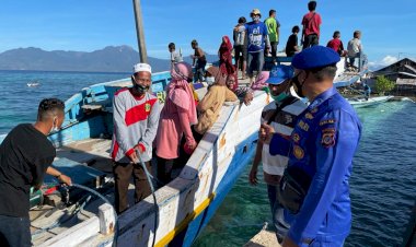 Patroli-Sambang-Nusa,-Personel-Ditpolairud-Polda-NTT-Ingatkan-Prokes-Kepada-Masyarakat-Nelayan-Desa-Darat-Pantai