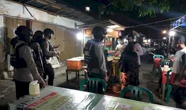 Sambangi-Pasar-Malam,-Personil-Ditsamapta-Polda-NTT-Imbau-Pengunjung-Patuhi-Prokes-5M