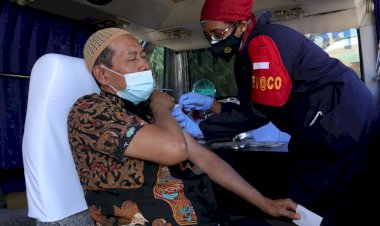 Sambut-Tahun-Baru-Islam-1-Muharram-1443-H,-Mobil-Senyum-Siaga-Covid-19-Polda-NTT-Lakukan-Vaksinasi-di-Masjid-Darul-Hijrah-BTN-Kolhua-Kota-Kupang