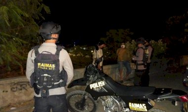 Patroli-Malam-di-Kota-Kupang,-Ditsamapta-Polda-NTT-Bubarkan-Pemuda-yang-Asyik-Minum-Miras