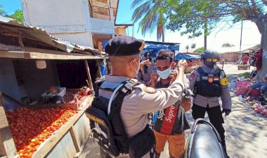 Patroli-Ingatkan-Protokol-Kesehatan,-Personel-Ditsamapta-Polda-NTT-Sambangi-Pedagang-Pasar-di-Kota-Kupang