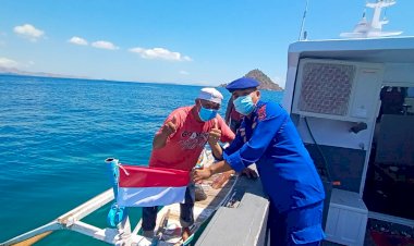 Sambut-HUT-RI-ke-76,-Ditpolair-Polda-NTT-Bagi-Bagi-Bendera-Merah-Putih-Kepada-Nelayan