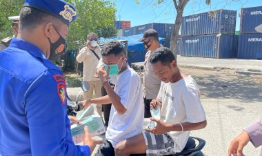 Penyekatan-di-Pelabuhan-Lorens-Say-Maumere,-Personel-Ditpolairud-Polda-NTT-Beri-Imbauan-dan-Bagikan-Masker-Kepada-Masyarakat
