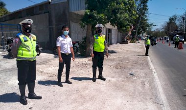 Membatasi-Mobilitas-Arus-Lalu-Lintas-di-Situasi-PPKM-Level-IV,-Personel-Ditlantas-Polda-NTT-Lakukan-Penyekatan-di-Pos-Bimoku