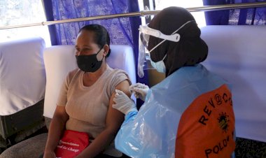 Dorong-Percepatan-Terbentuknya-Herd-Immunity,-Mobil-Senyum-Polda-NTT-Layani-Vaksinasi-Terhadap-Masyarakat-Oenesu