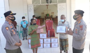 Tiba-di-Oenesu,-Dirsamapta-Polda-NTT-Bersama-Bintara-Remaja-Angkatan-XLV-Salurkan-Bansos-dan-Bersih-Bersih-Tempat-Ibadah
