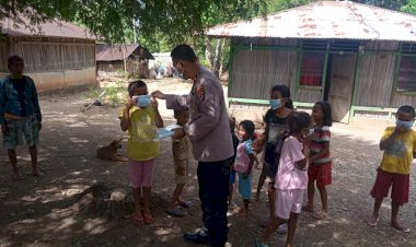 Upaya-Memutus-Rantai-Penyebaran-Covid-19,-Personel-Ditbinmas-Polda-NTT-Bagikan-Masker-Gratis-Kepada-Anak-Anak-Desa-Noemuti