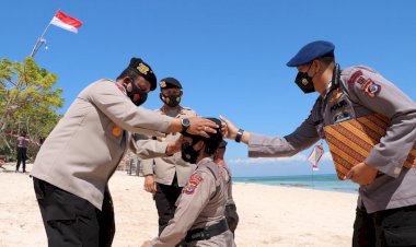 Upacara-Pembaretan-Baja-Angkatan-XLV-di-Pantai-Tablolong,-Wakapolda-NTT-:-Maknai-Kegiatan-Ini-dan-Implementasi-Pada-Saat-Bertugas