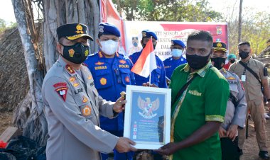 Kapolda-NTT-Sambang-Pulau-Semau-Bagikan-Ratusan-Bendera-Merah-Putih