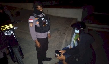 Patroli-Malam-di-Wilayah-Kota-Kupang,-Ditsamapta-Polda-NTT-Serukan-Pentingnya-Jaga-Prokes-5M