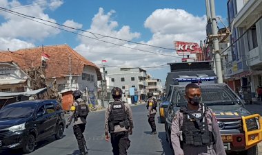 Menggunakan-Pengeras-Suara,-Personel-Ditsamapta-Polda-NTT-Terus-Beri-Imbauan-Ke-Warga--Agar-Disiplin-Prokes