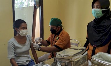 TIm-Vaksinator-Polda-NTT-Kembali-Layani-Vaksinasi-Tahap-I-dan-II-Untuk-Warga-Kota-Kupang