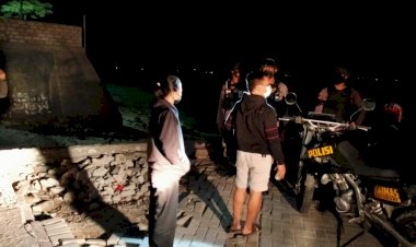 Sasar-Pengunjung-Pantai,-Personel-Ditsamapta-Polda-NTT-Ingatkan-Masyarakat-Patuhi-Prokes