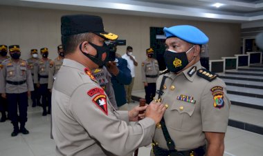 Kapolda-NTT-Lantik-Kombes-Pol-Drs.-Dominicus-Savio-Yempormase-Sebagai-Kabidpropam-Polda-NTT