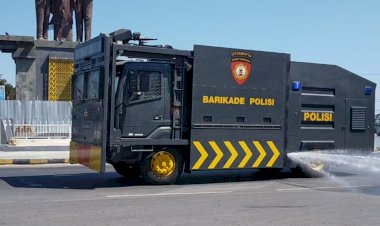 Tekan-Penyebaran-Covid-19,-Ditsamapta-Polda-NTT-Lakukan-Penyemprotan-Disinfektan