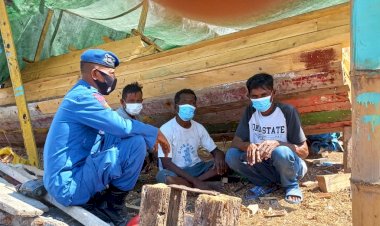 Sambangi-Warga-Pesisir-Pasir-Pajang,-Personil-Ditpolairud-Imbau-Patuhi-Prokes-Saat-Melaut