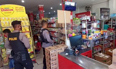 Patroli-Imbau-Prokes,-Personel-Gabungan-Ditsamapta-Polda-NTT-Sasar-Pemilik-dan-Pengunjung-Toko