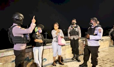 Patroli-Malam,-Personel-Ditsamapta-Polda-NTT-Terus-Ingatkan-Pentingnya-Menerapkan-Prokes-5-M