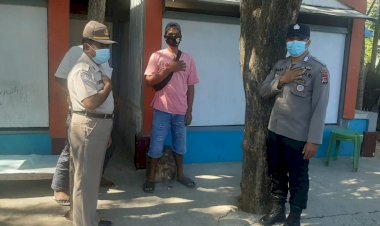 Sasar-Warga-yang-Tidak-Menerapkan-Prokes,-Personel-Ditbinmas-Polda-NTT-Beri-Imbauan-dan-Bagikan-Masker