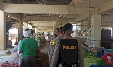 Patroli-Rutin-Ingatkan-Penerapan-Prokes,-Personel-Ditsamapta-Polda-NTT-Sambangi-Pasar-Impres-Naikoten-I